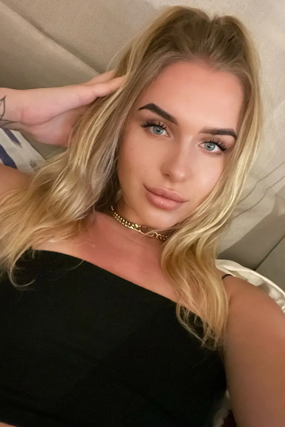 Sabina Ukrainian escort female new - escort in Dubai