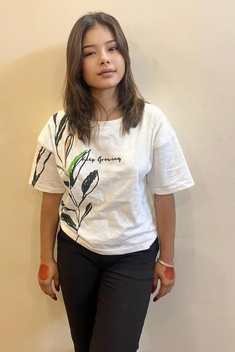 Independent college girl aa - Photo 1