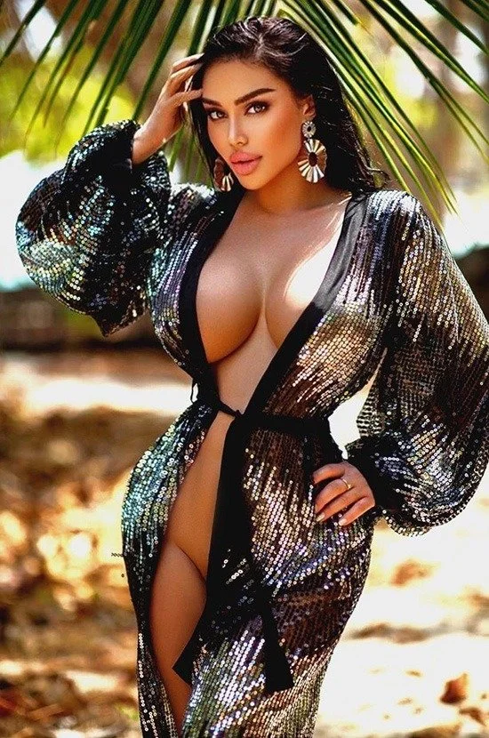 Leila Busty High Class escort - Photo 1